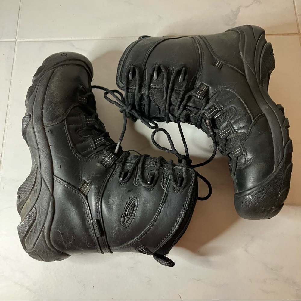 Keen Black leather lace up Boots. Preloved - lots of life left